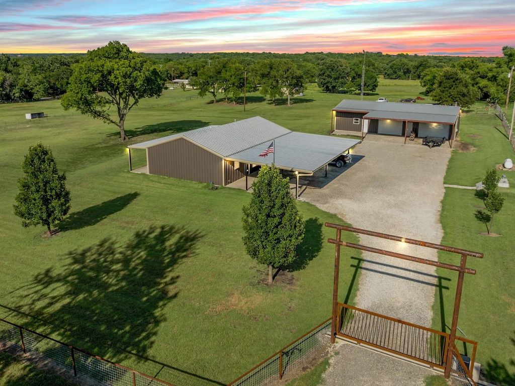 2050 County Road 4720, Leonard