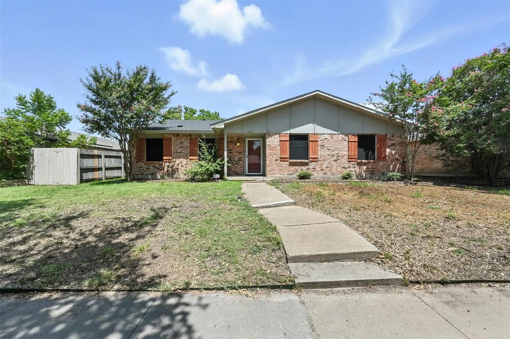 1827 Paxton Drive, Carrollton