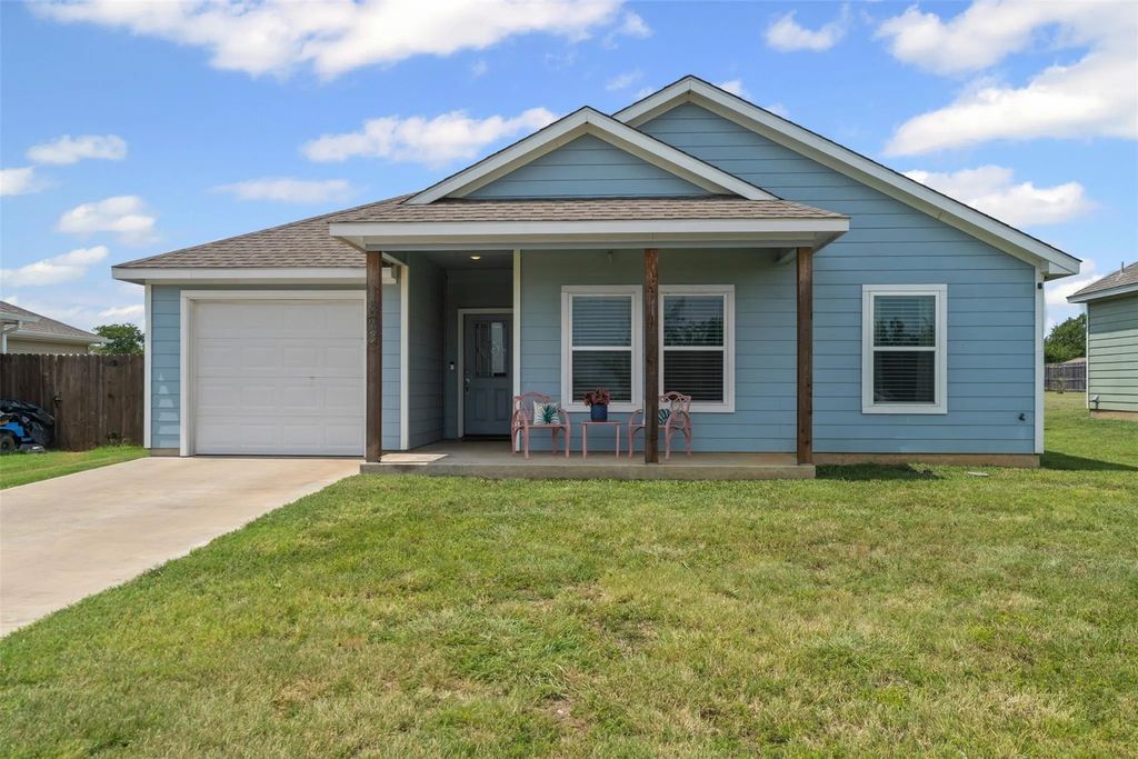 323 Blakney Street, Cleburne