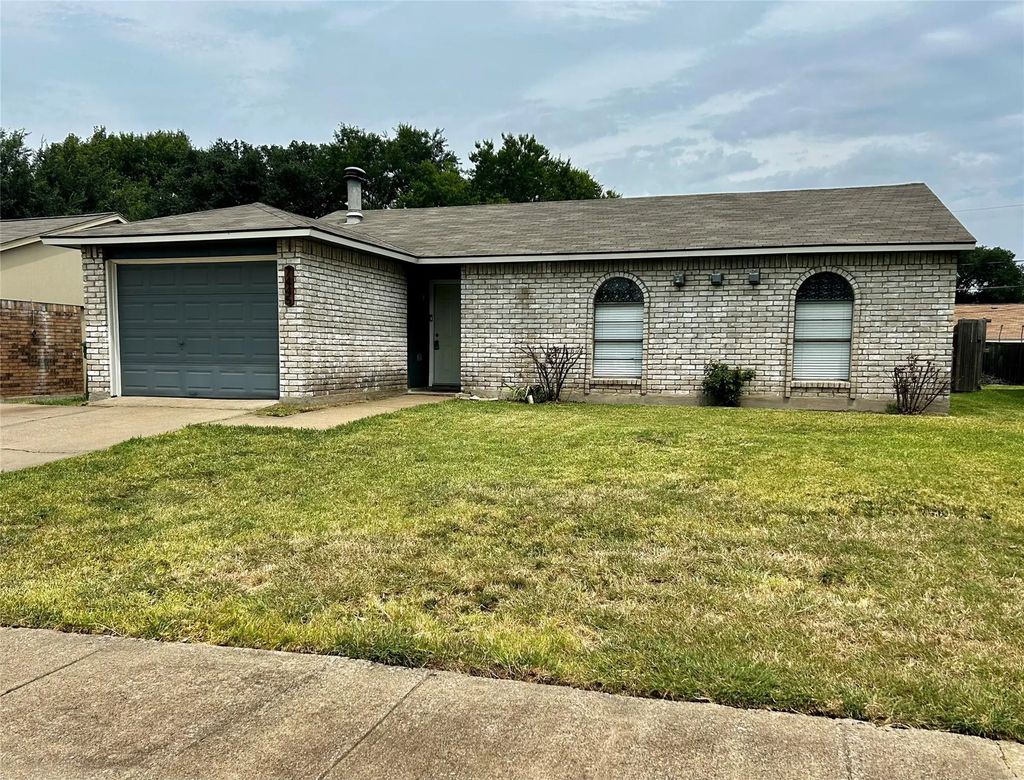 7445 Sandhurst Lane S, North Richland Hills