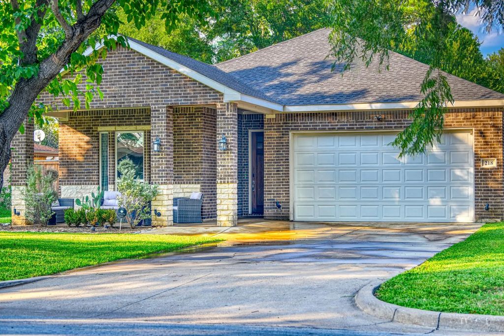 218 Town North Drive, Terrell