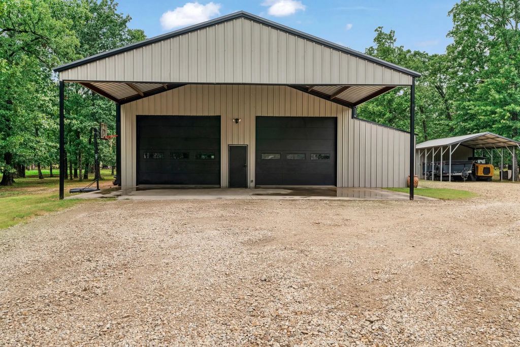 337 County Road 42560, Paris