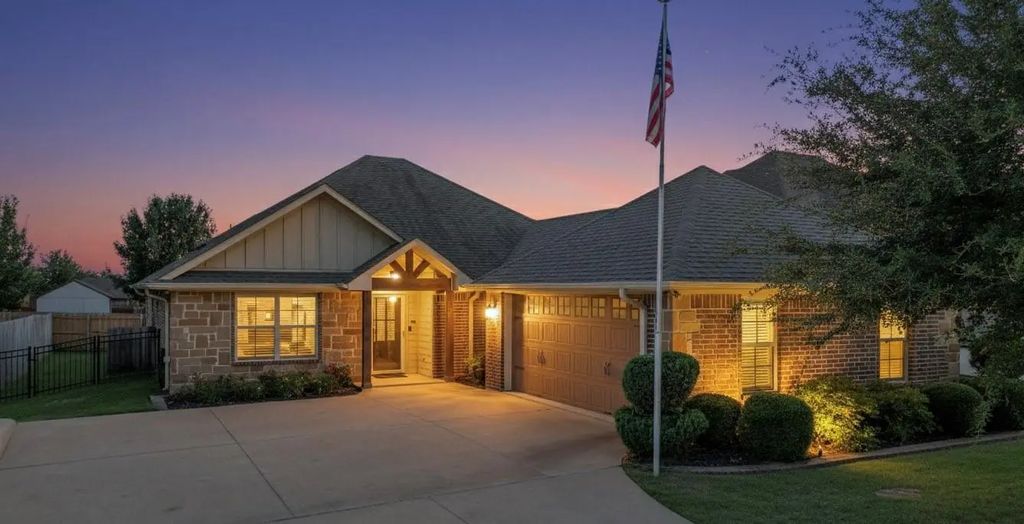 727 Abbey Road, Lindale