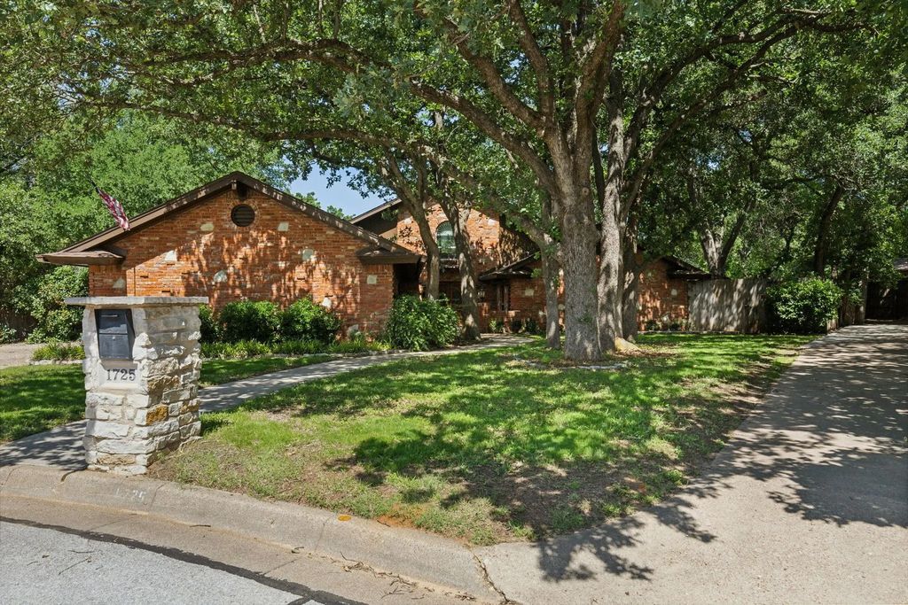 1725 Preston Hollow Court, Arlington