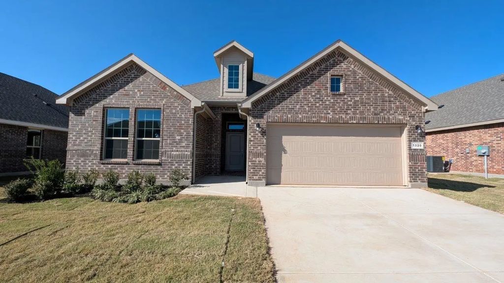 1320 Bristol Way, Granbury