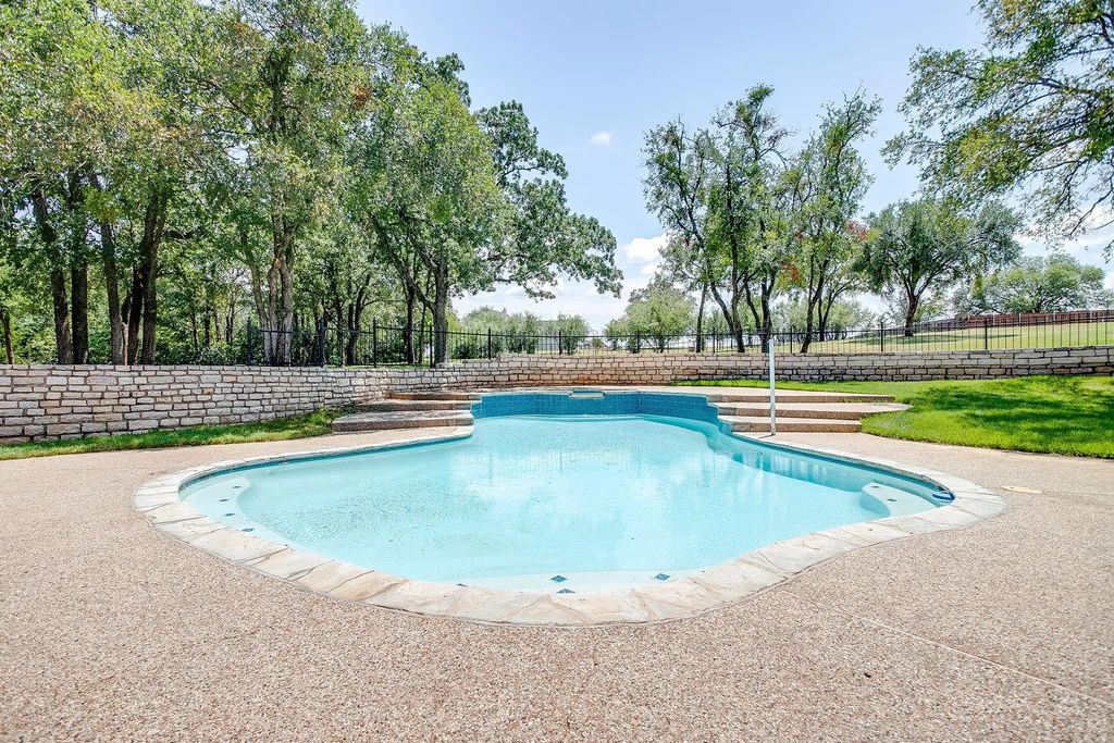 609 Summerlin Drive, Granbury