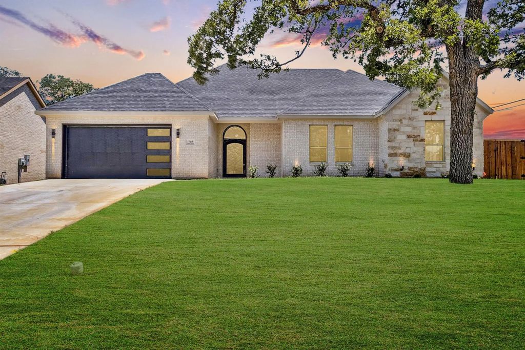 705 Ross Trail, Arlington
