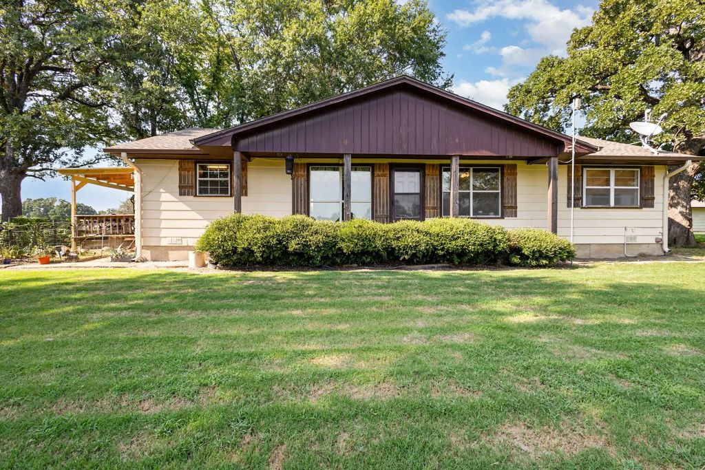 6326 County Road 4068, Kemp