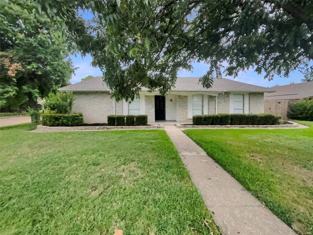 201 Running Brook Lane, Mesquite