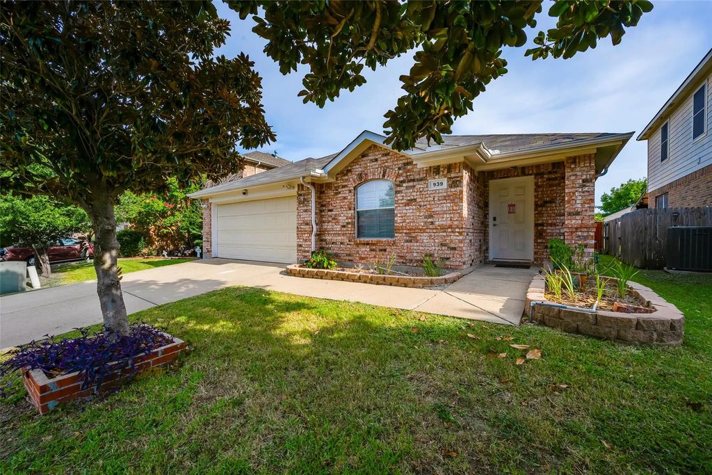 939 Wood Brook Drive, Grand Prairie