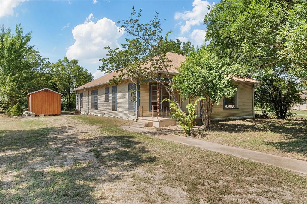 222 E East Farish Avenue, Rosebud
