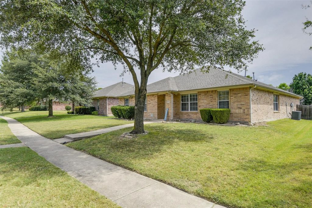 614 Rolling Meadows Drive, Lancaster