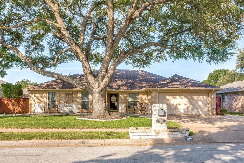 2041 Parkridge Drive, Hurst