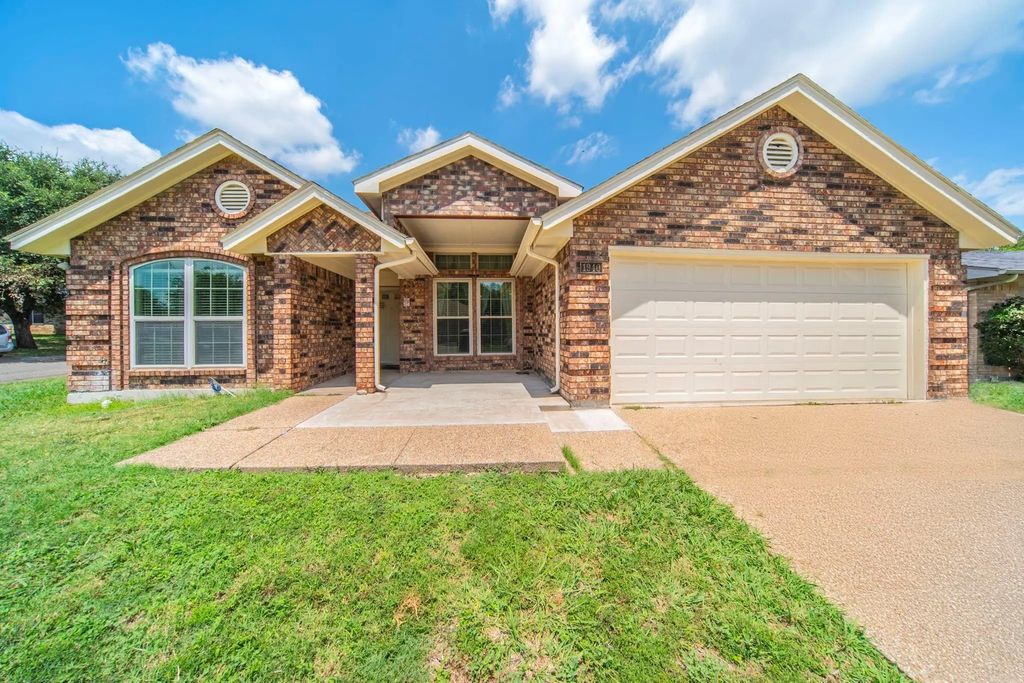 1940 Green Willow Drive, Fort Worth