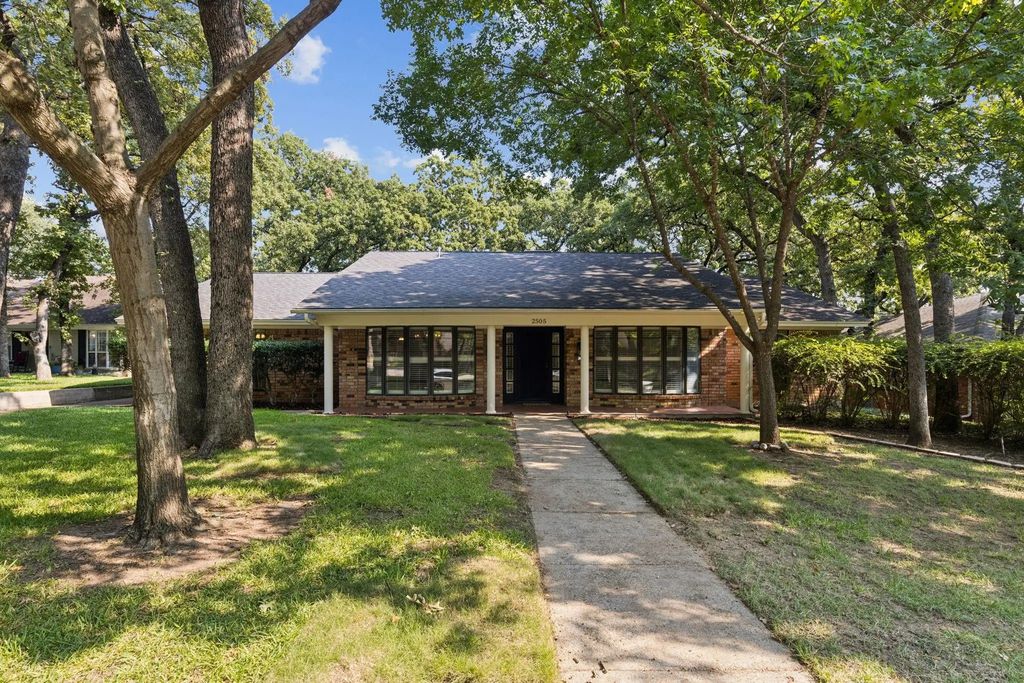 2505 Oak Manor Court, Arlington