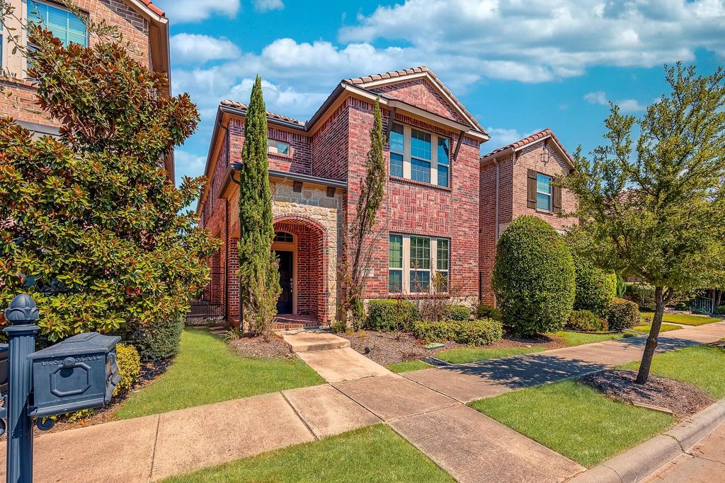 6646 Deleon Street, Irving