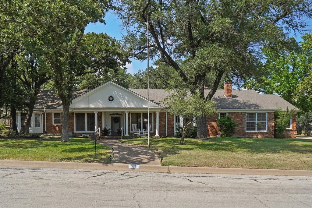 2015 Williamsburg Row, Denton