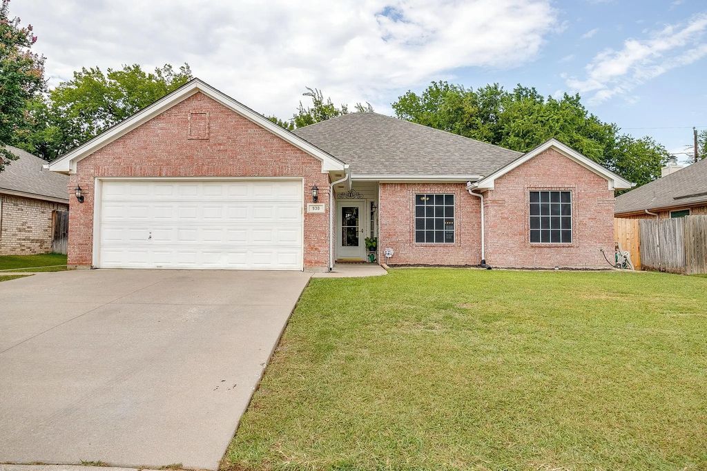 930 Heberle Drive, Burleson
