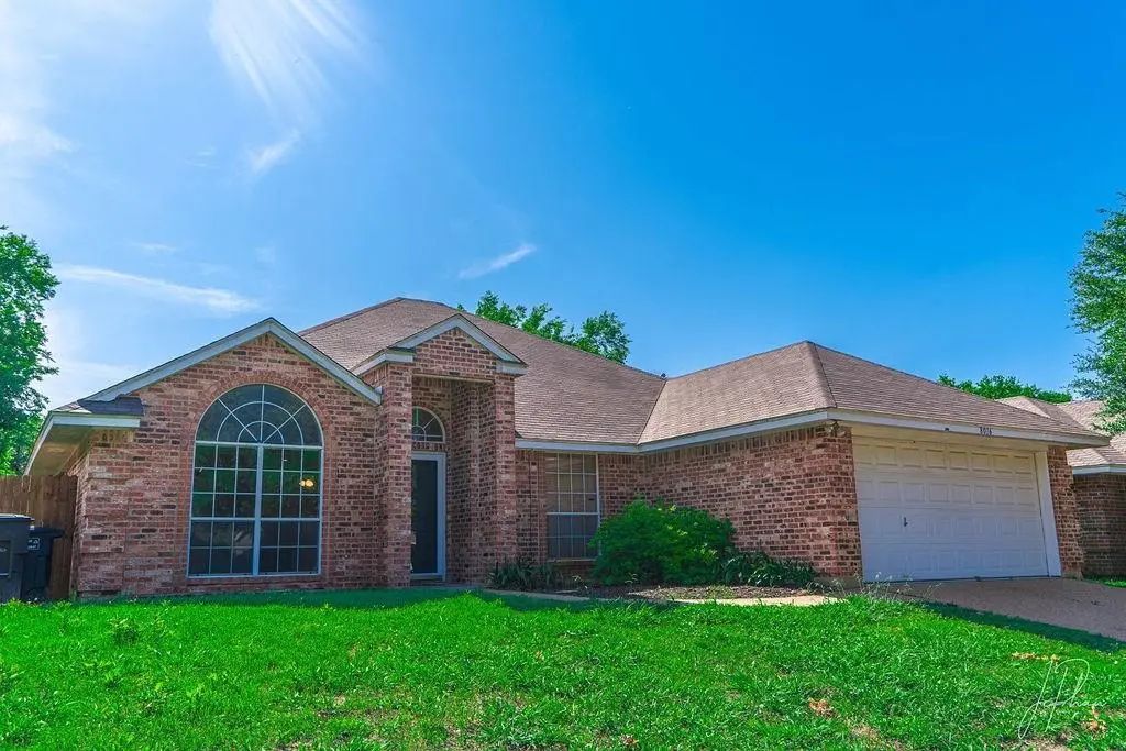 8016 Tree Leaf Lane, Fort Worth