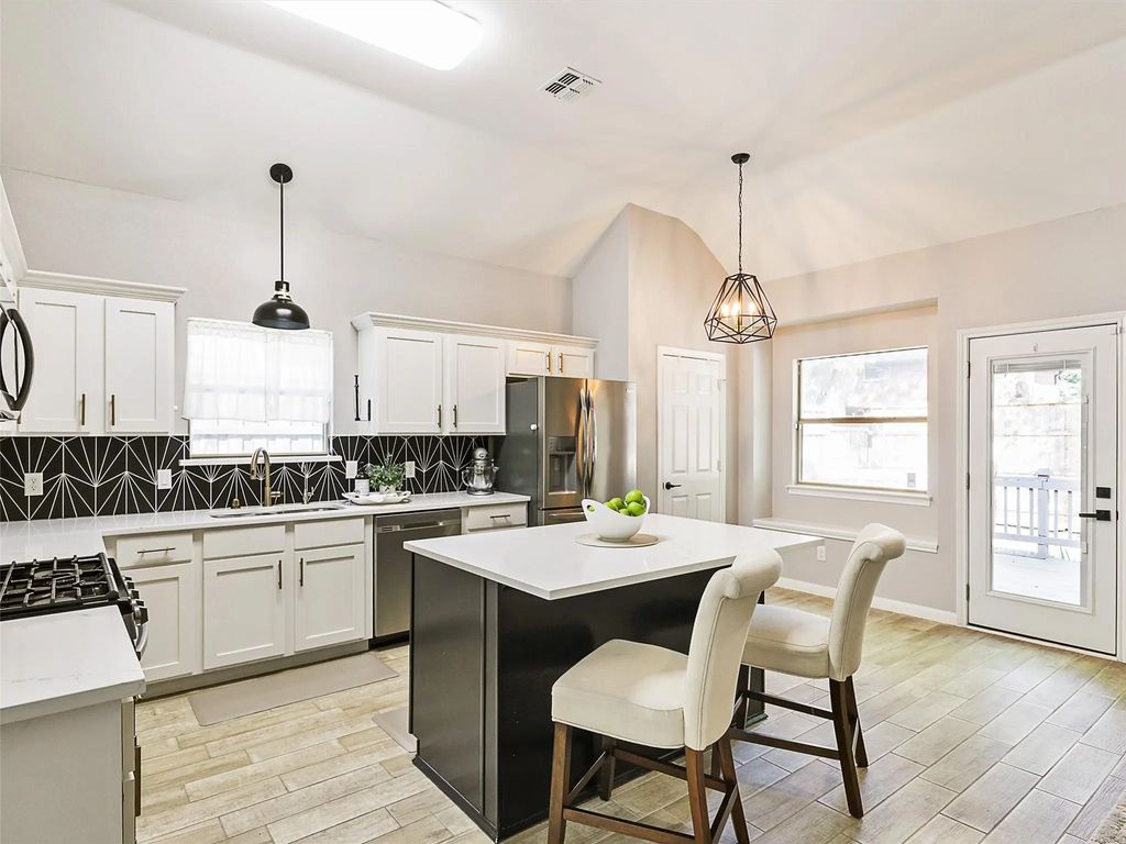 610 Dove Creek Circle, Grapevine