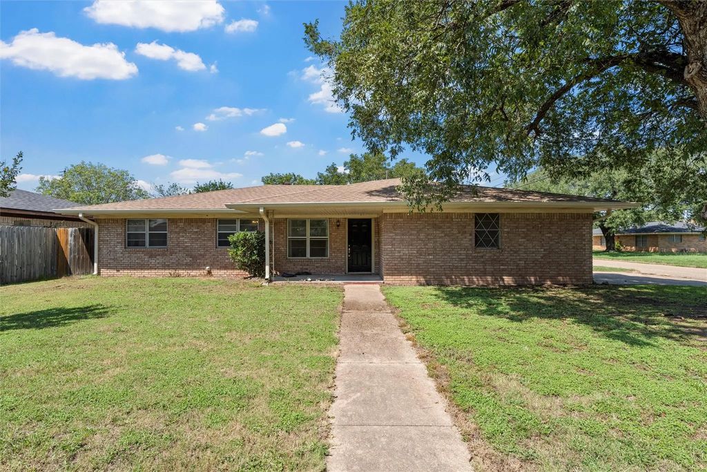 409 Delview Drive, Lacy Lakeview