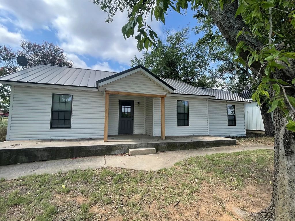 304 W Lee Avenue, Graford