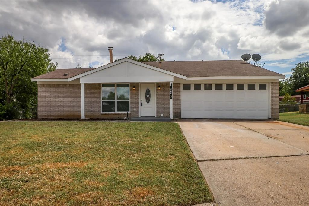 1313 S San Saba Street, Grand Prairie