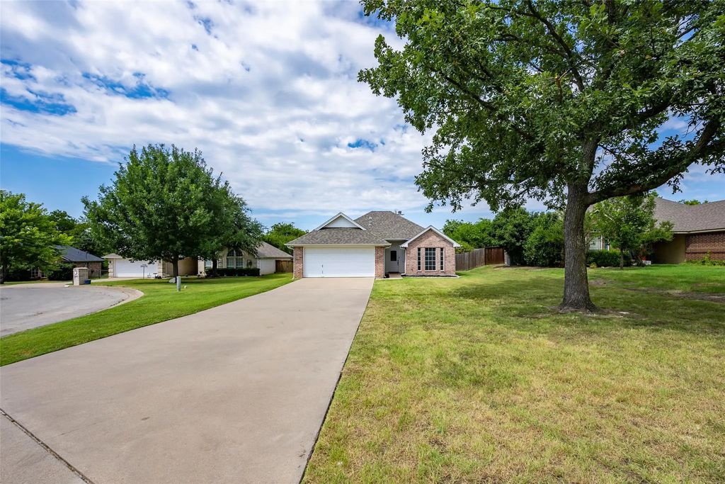 1528 Oak Tree Circle, Weatherford