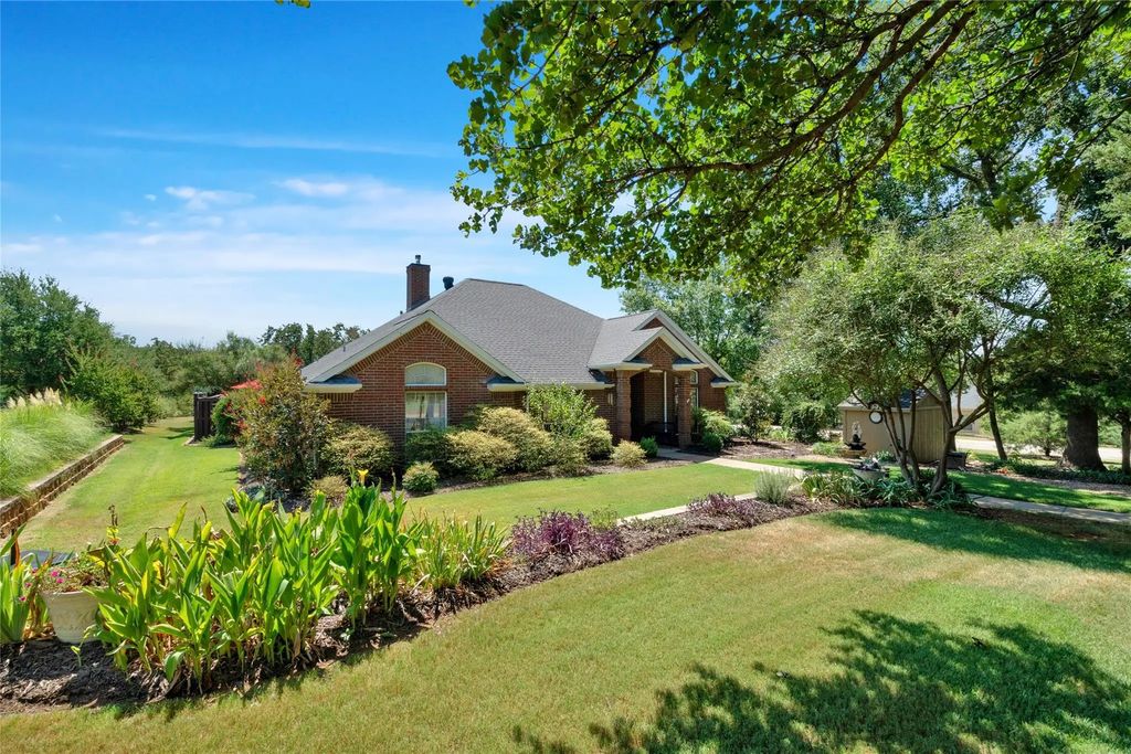 301 Onyx Drive, Oak Point