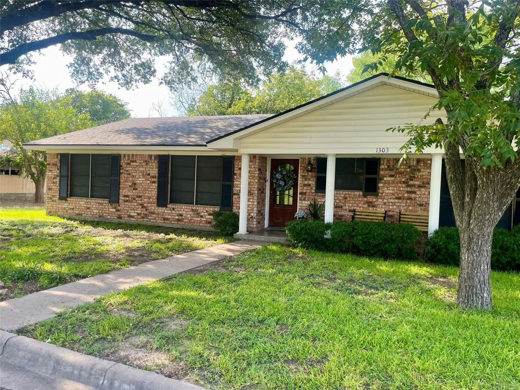 1303 Julie Street, Clifton