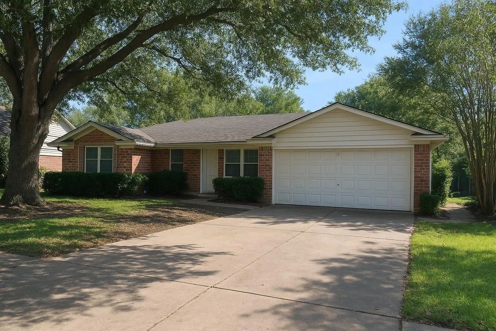 1106 Cozby Street S, Benbrook