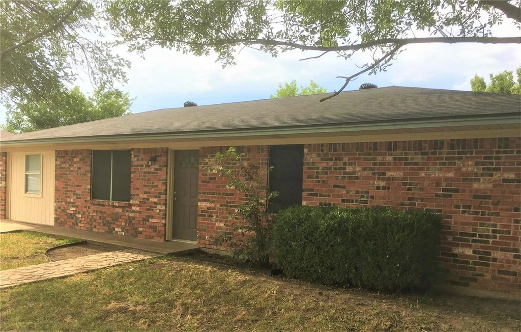 213 Southside Drive, Sanger