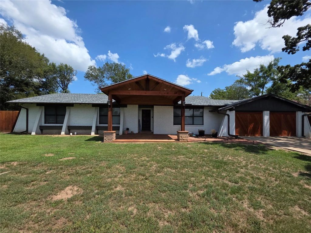 808 S Highway 14, Wortham