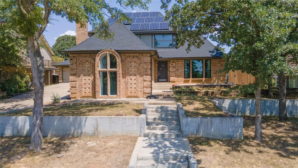 817 Shady Lake Drive, Bedford