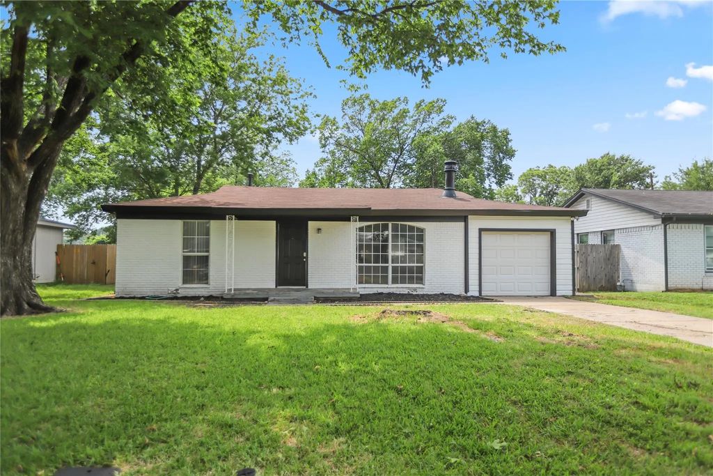 1221 Harrison Lane, Hurst