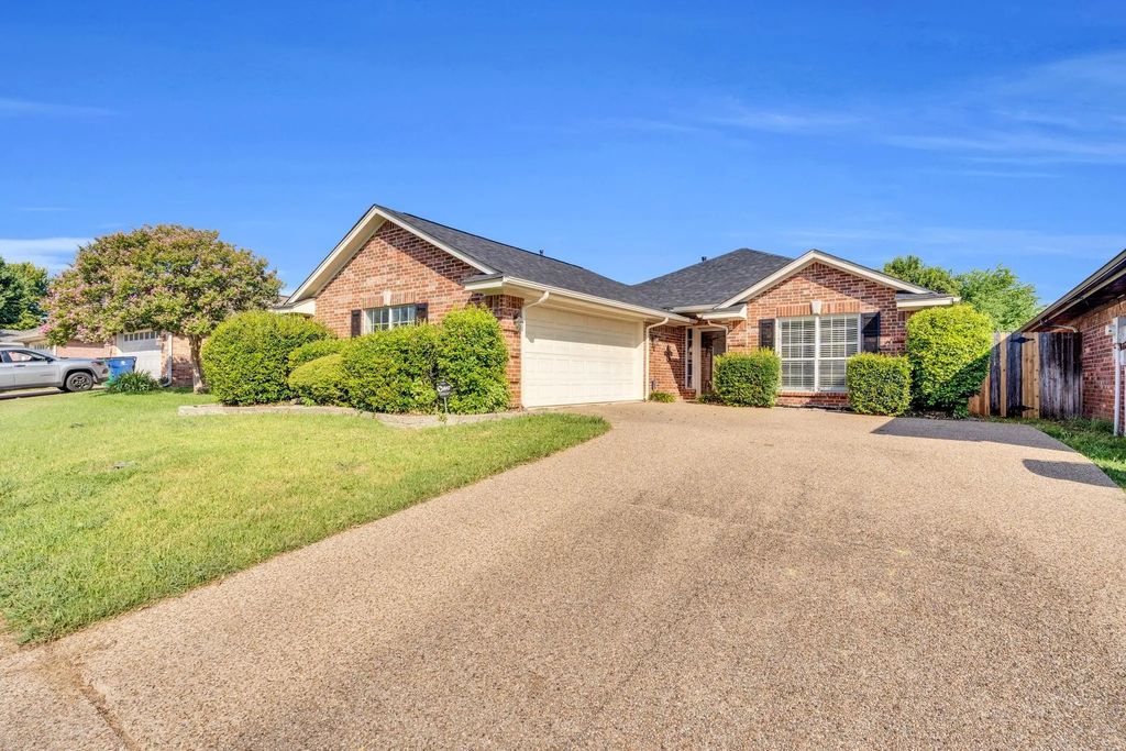 709 Azalea Trail, Waxahachie