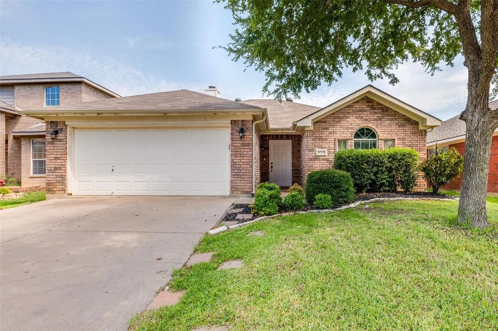 9013 Winding River Drive, Fort Worth