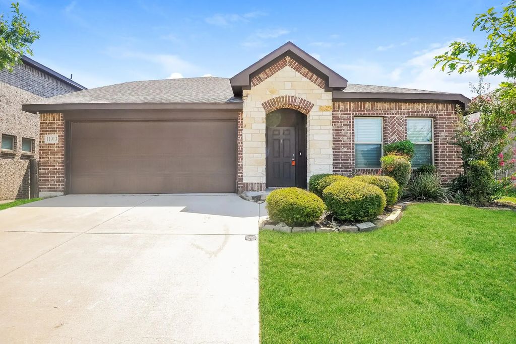 11913 Rustling Oaks Drive, Fort Worth