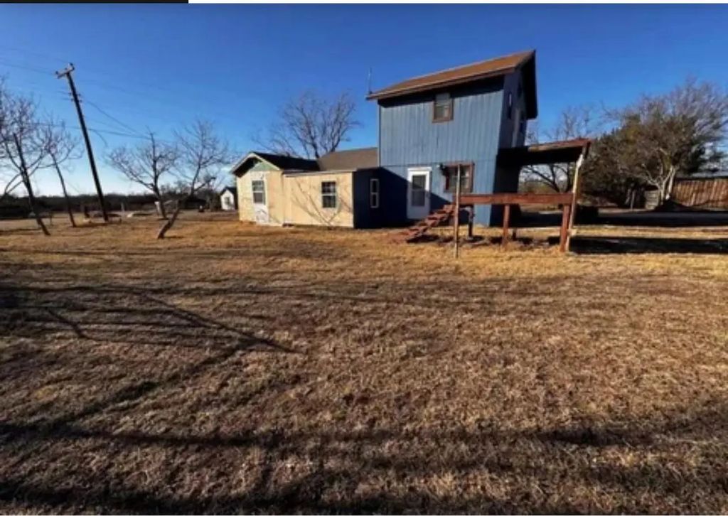 1405 N 3rd Street, Bangs