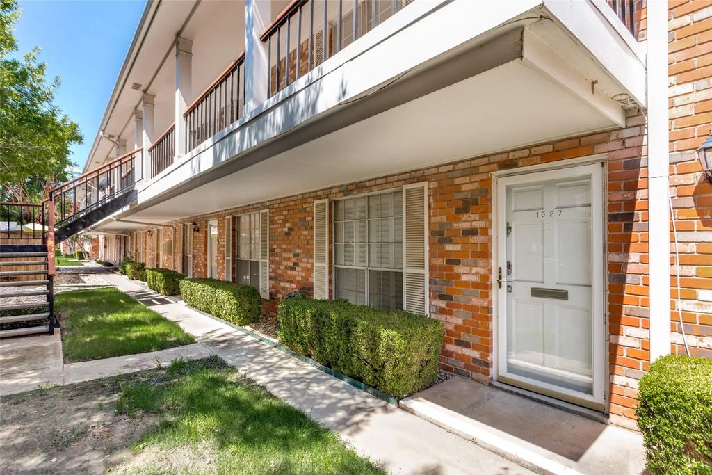 1027 Roaring Springs Road, Fort Worth