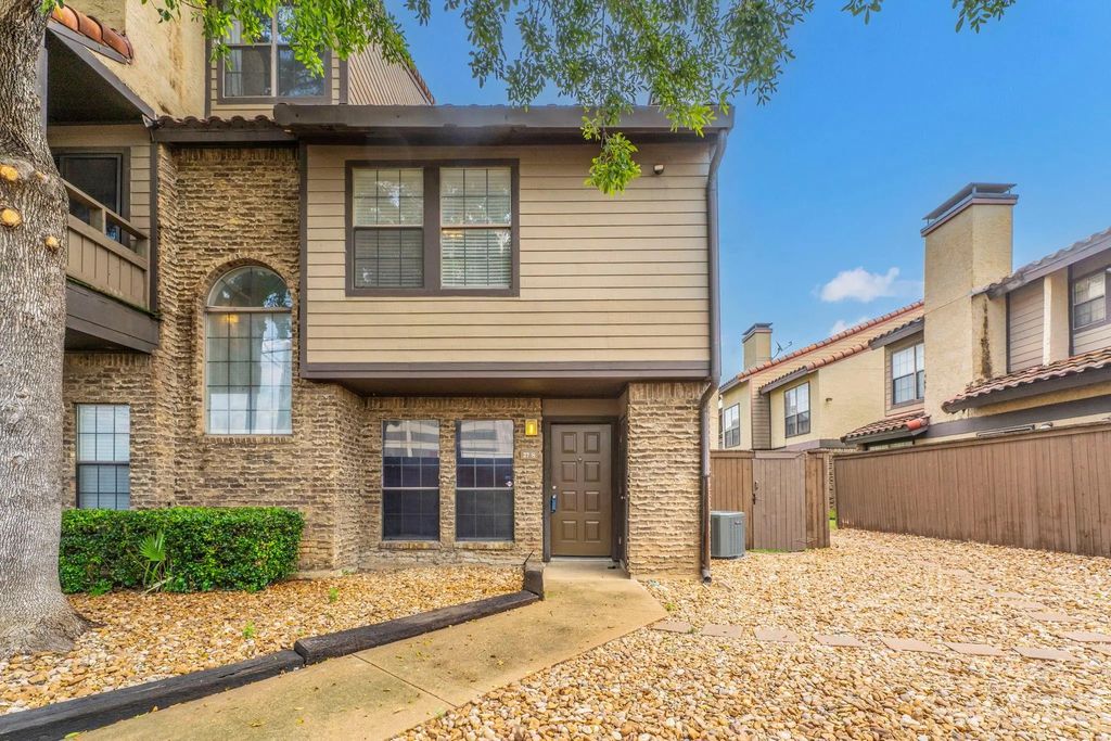 5757 E University Boulevard 27s, Dallas