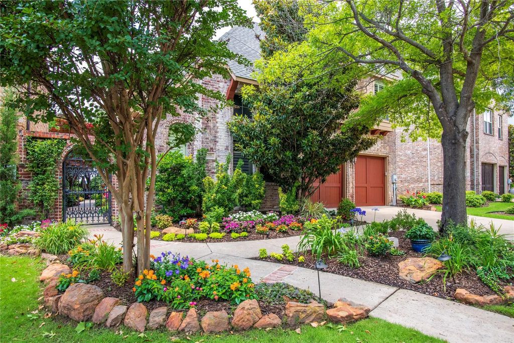 33 Glistening Pond Drive, Frisco