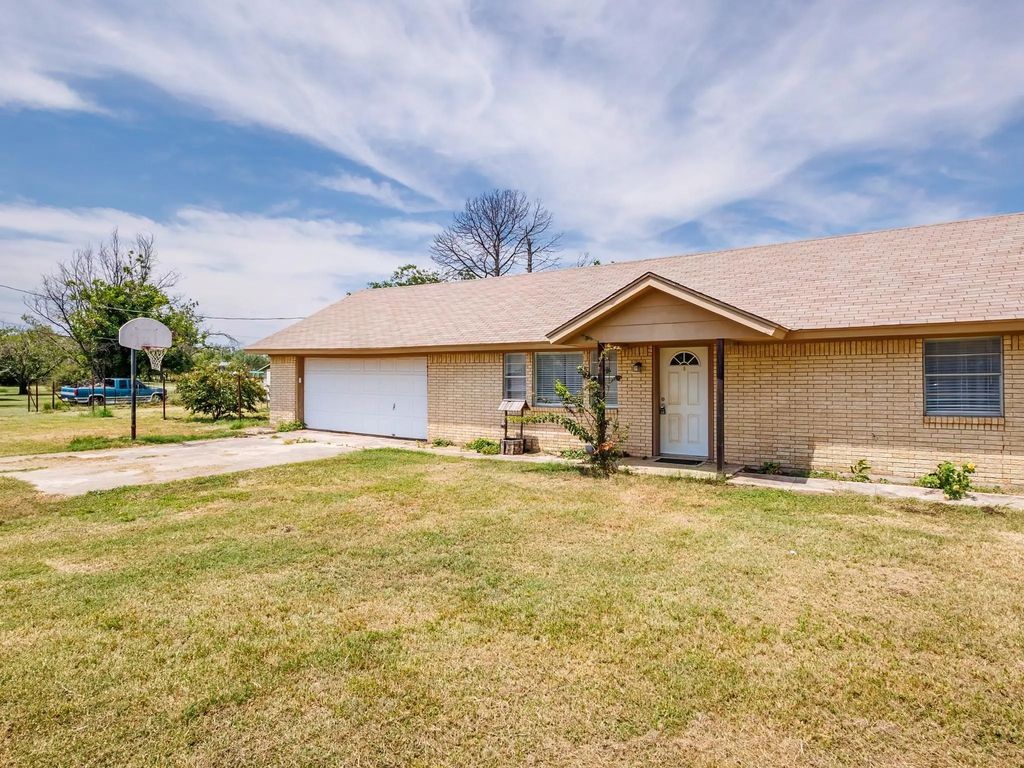 113 E River Oaks Road, Early