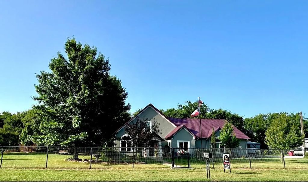 8215 Canja Drive, Fort Worth