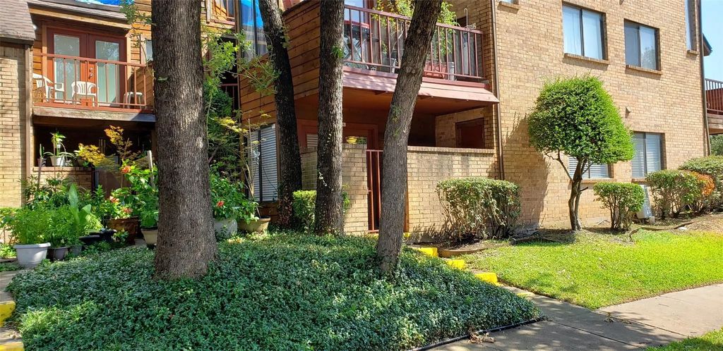 2304 Balsam Drive E104, Arlington