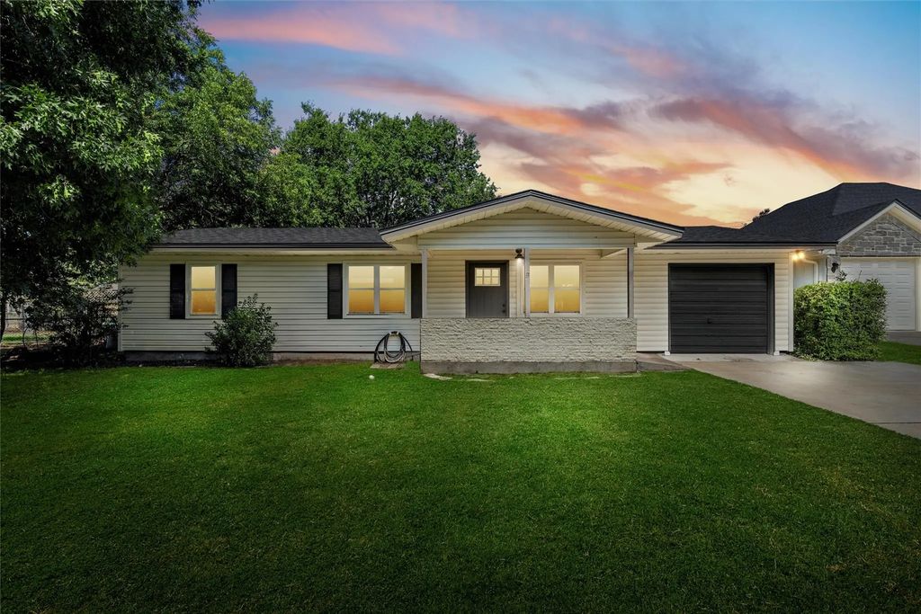 105 Alamo Drive, McGregor