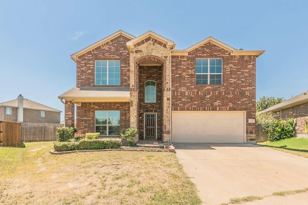 725 Middleglen Court, Fort Worth