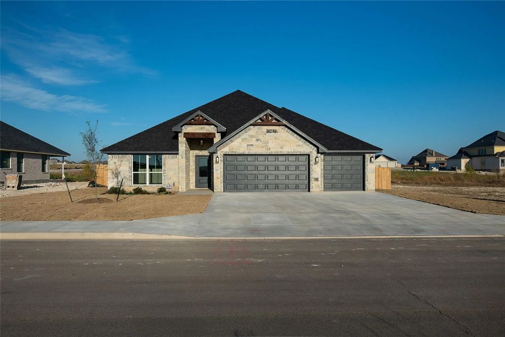 1404 Red Rock Road, Hewitt