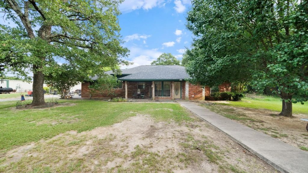 19531 County Road 4056, Kemp