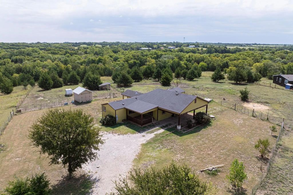 7177 Private Road 1182, Leonard